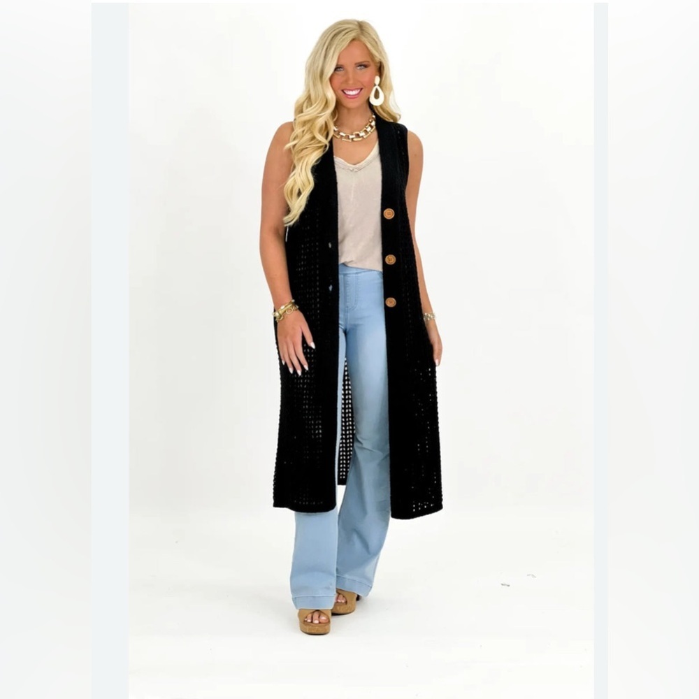 Chunky Brown Knit Vest with Textured Pattern‎